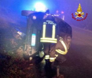 Auto esce fuori strada e si ribalta, feriti due anziani