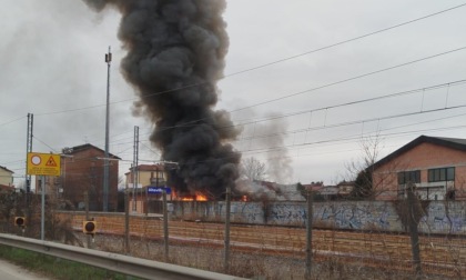 Incendio in un garage adibito a deposito di materiale in disuso ad Altavilla Vicentina 