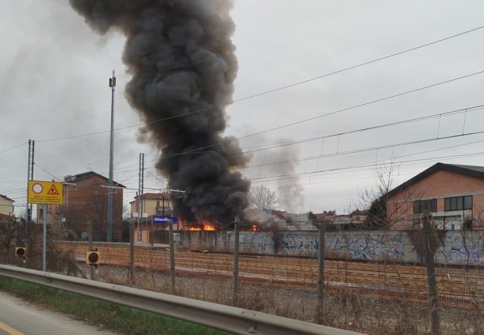 Incendio in un garage adibito a deposito di materiale in disuso ad Altavilla Vicentina 