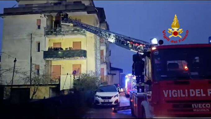 Incendio in un condominio a Sarego, ragazza si lancia dal primo piano per salvarsi