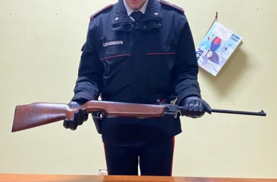 Il cane abbaia troppo e scatta la lite, 37enne minaccia il vicino impugnando una carabina illegale