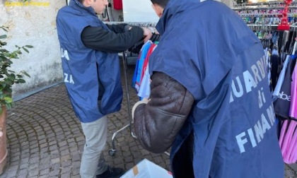 Blitz delle Fiamme Gialle al mercato di Malo, scoperto stand di maglie da calcio false