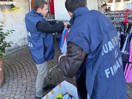 Blitz delle Fiamme Gialle al mercato di Malo, scoperto stand di maglie da calcio false