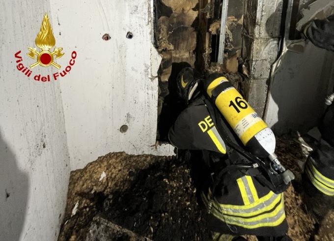 Incendio in un’abitazione a Salcedo, le fiamme divampano da un’intercapedine in legno