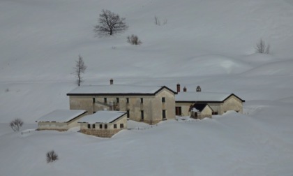 L'auto resta bloccata nella neve, 57enne tenta di liberarla e si infortuna a una gamba