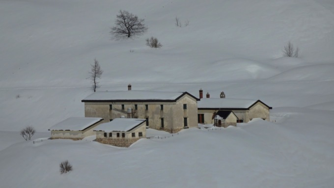 L’auto resta bloccata nella neve, 57enne tenta di liberarla e si infortuna a una gamba