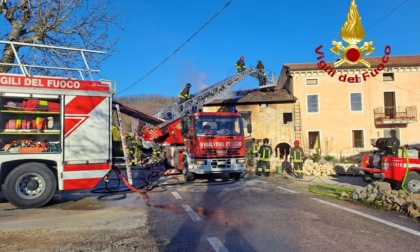 Incendio in una vecchia abitazione usata come deposito a Barbarano Mossano