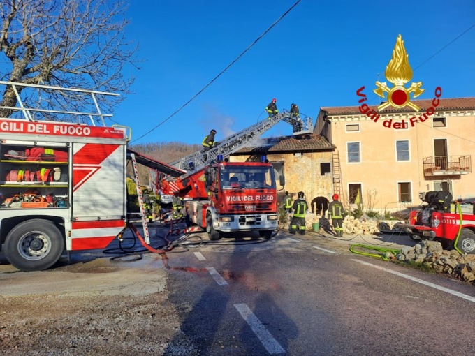 Incendio in una vecchia abitazione usata come deposito a Barbarano Mossano