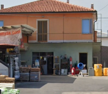 Si intrufola di notte in una rivendita di materiali edili, ladro non sfugge all’occhio delle telecamere