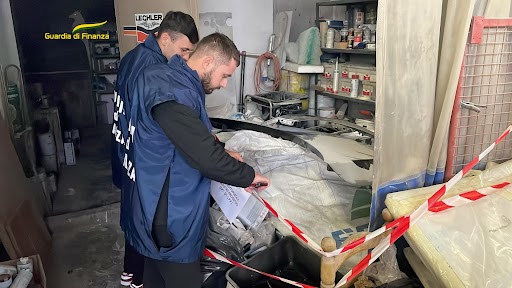 Sequestrati 70 metri quadri di una carrozzeria per stoccaggio di rifiuti pericolosi, scoperto anche lavoratore in nero