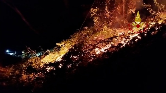 Incendio nei boschi di Poleo, vigili del fuoco e protezione civile a lavoro per domare le fiamme
