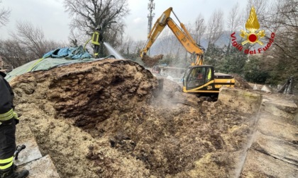 Incendio in un'azienda agricola di Marostica: fiamme in un deposito di fieno triturato