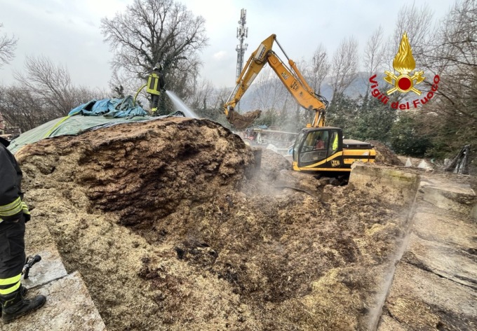Incendio in un’azienda agricola di Marostica: fiamme in un deposito di fieno triturato