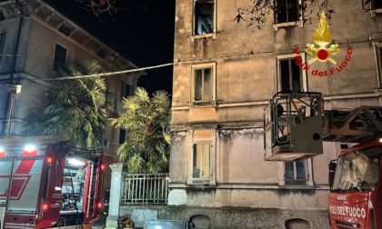 Incendio nella notte in un'abitazione, camera da letto distrutta dalle fiamme 