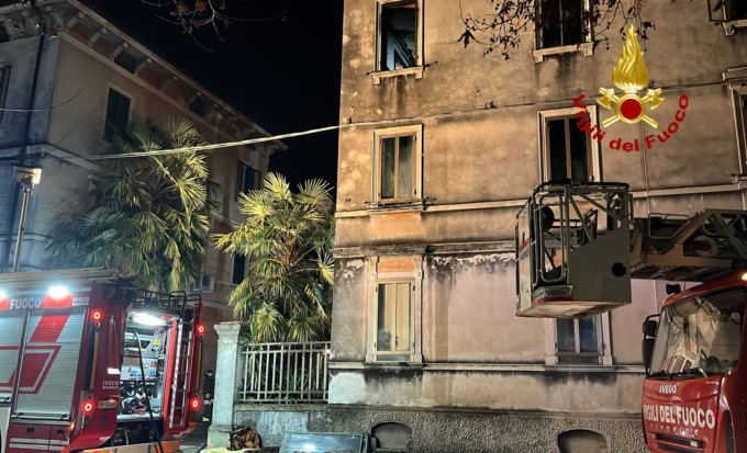 Incendio nella notte in un’abitazione, camera da letto distrutta dalle fiamme 