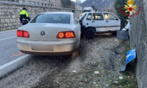 Volkswagen tampona una Fiat Uno parcheggiata che poi perde gas