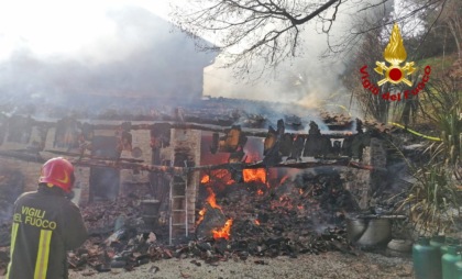 Abitazione distrutta dalle fiamme a Calvene, l’incendio non intacca il ristorante vicino