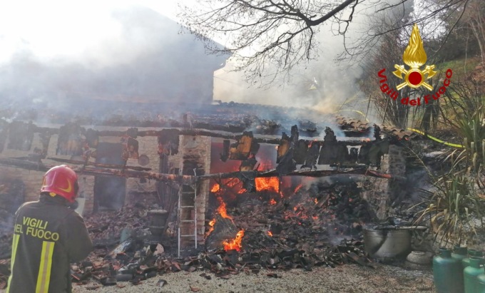 Abitazione distrutta dalle fiamme a Calvene, l’incendio non intacca il ristorante vicino