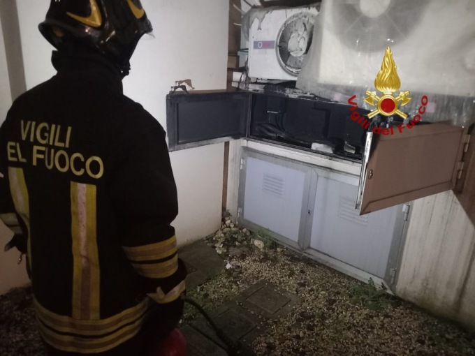 Incendio a Montecchio Maggiore, contatore in fiamme in un condominio