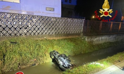 Carambola con un'auto e un cartello stradale: 19enne in moto finisce nel canale