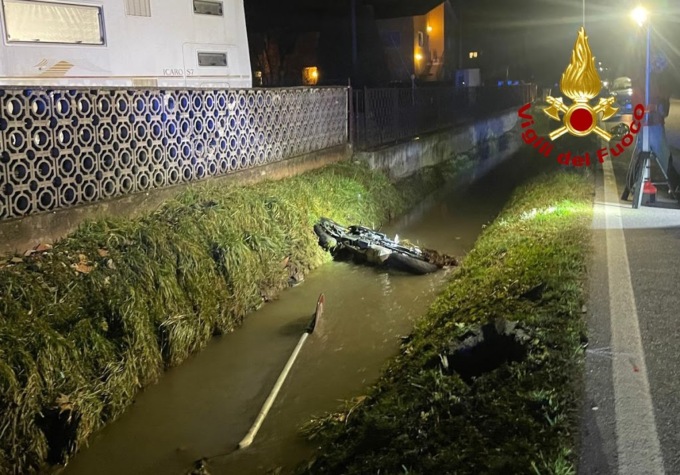 Il cartello abbattuto e la modo nel canale a bordo strada