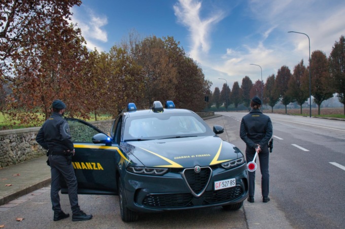 Blitz nel centro massaggi cinese: scoperte tre dipendenti in nero, di cui due clandestine