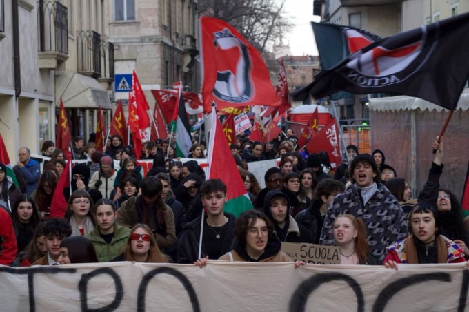 Studente aggredito da militanti di Destra, in 500 scendono in piazza: “Non è un caso isolato”