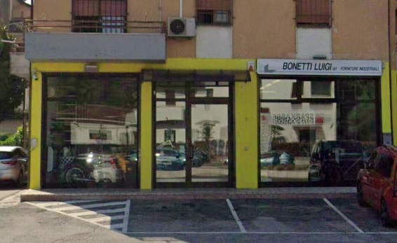Il blitz malandrino non riesce: danneggiata l’auto del bersaglio, se la danno a gambe