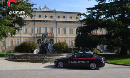 Scoperto a rubare in un supermercato, aggredisce le guardie giurate