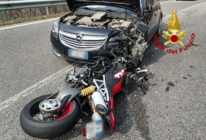Scontro tra auto e moto sulla strada del Costo, ferito il motociclista