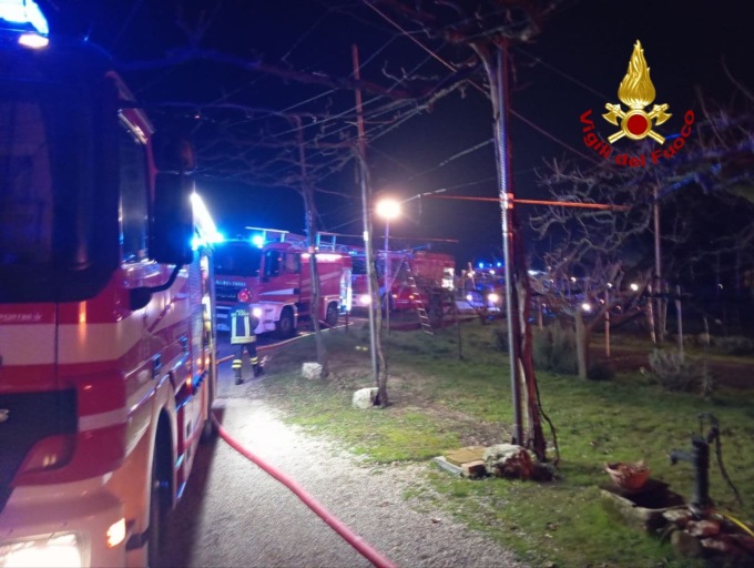 Bombola di gas propano liquefatto scoppia nel corso di un incendio