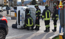 Incidente in rotatoria con ribaltamento di uno dei veicoli: un donna ferita