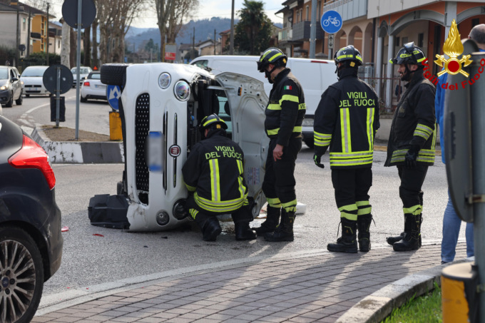Incidente in rotatoria con ribaltamento di uno dei veicoli: un donna ferita