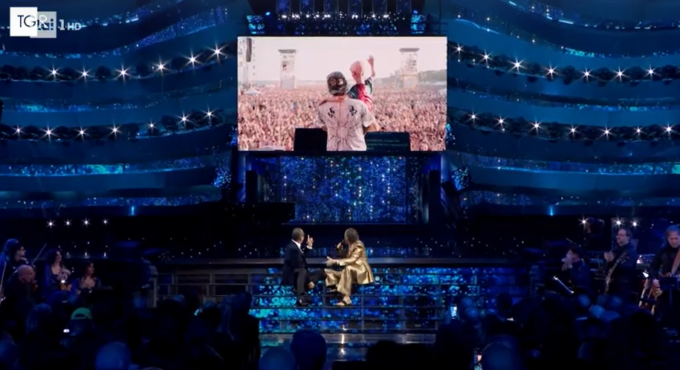 Sanremo 2025, Jovanotti e Carlo Conti ricordano Sammy Basso sul palco dell’Ariston