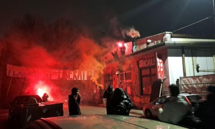 Blitz nella notte al "Bocciodromo": attivisti occupano il centro sociale di via Rossi appena venduto