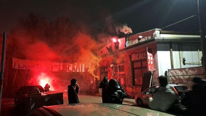 Blitz nella notte al “Bocciodromo”: attivisti occupano il centro sociale di via Rossi appena venduto