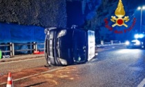 Gallio, furgone si rovescia e abbatte un lampione