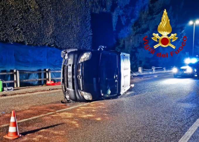 Gallio, furgone si rovescia e abbatte un lampione