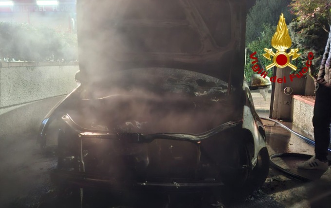 Auto a fuoco nella notte a Tezze sul Brenta