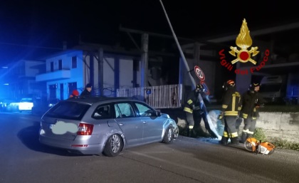 Perde il controllo dell’auto e finisce contro un palo della luce, conducente ferito