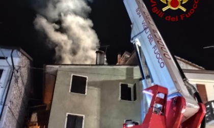 In fiamme una palazzina: tetto in legno completamente distrutto