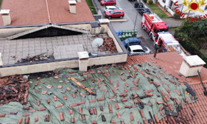 La canna fumaria si surriscalda e scoppia l'incendio, a fuoco il sottotetto di una palazzina