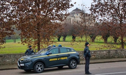 Sfreccia sullo scooter per Marostica, fermato e trovato senza patente: reagisce contro un finanziere