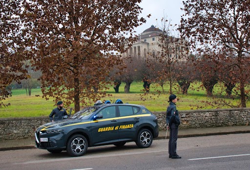 Sfreccia sullo scooter per Marostica, fermato e trovato senza patente: reagisce contro un finanziere