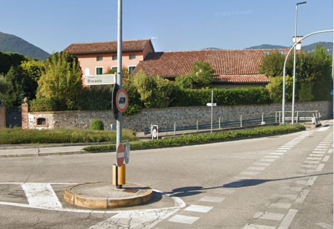 In Quartiere XXV Aprile, scontro tra auto e moto: centauro all’ospedale