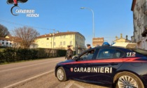 Non può avvicinarsi a casa, ma si presenta ubriaco dalla mamma 76enne e le tira uno schiaffo in faccia