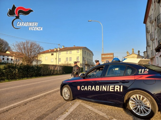 Non può avvicinarsi a casa, ma si presenta ubriaco dalla mamma 76enne e le tira uno schiaffo in faccia