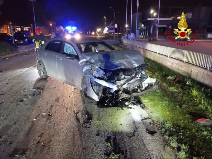 Due feriti in un incidente frontale tra una Mercedes ed una Ford Fiesta