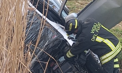 Ferita una donna finita fuori strada a bordo della sua auto