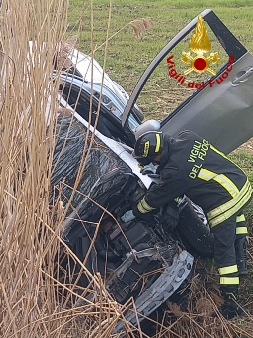 Ferita una donna finita fuori strada a bordo della sua auto